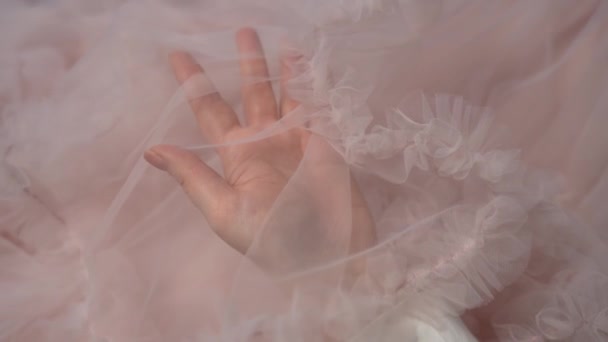 女性の手は透明感のある生地に優しく触れる — ストック動画