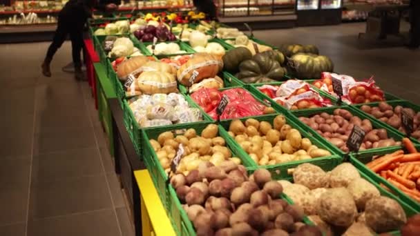 販売のための新鮮な果物や野菜の大規模な品揃えとカラフルな市場のカウンター — ストック動画