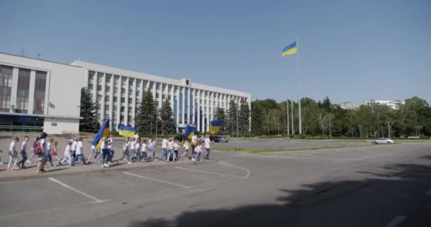 Děti Nesou Vlajku Ukrajiny Podporu Ukrajinských Vojáků — Stock video