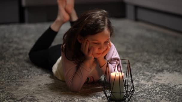 Дівчина Лежить Підлозі Робить Бажання Вибухає Свічку — стокове відео