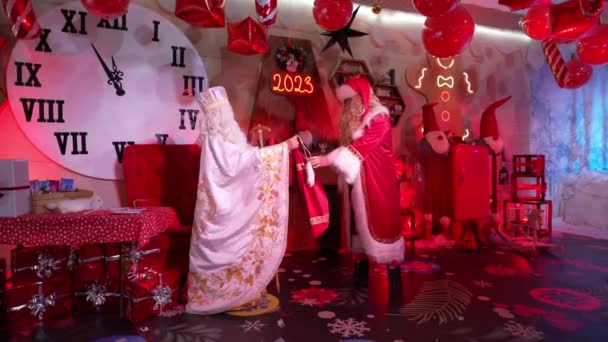 Stary Zabawny Święty Mikołaj Święty Mikołaj Pakuje Pudełka Prezentów Worku — Wideo stockowe