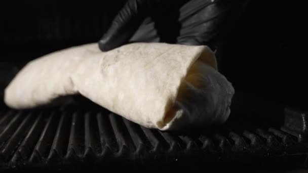 Pieczenie Domowej Roboty Pita Shawarma Elektrycznym Grillu Shawarma Elektrycznym Grillu — Wideo stockowe