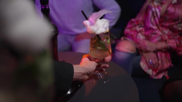 Csapos Két Pohár Alkoholos Koktélt Visz Mentával Jéggel Vendégeknek Asztalra — Stock videók