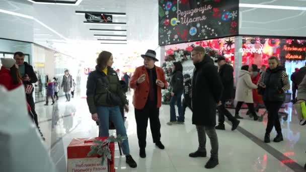 Male Illusionist Shows Tricks Visitors Shopping Entertainment Center — Stok video