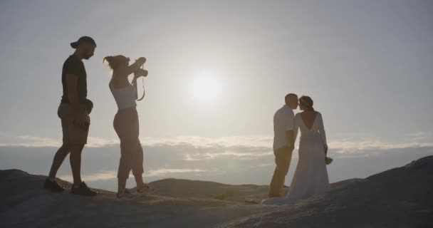 在一个废弃的峡谷海岸上 一对优雅的夫妇的婚恋故事 摄影师在黎明时分为一对年轻夫妇拍照 — 图库视频影像
