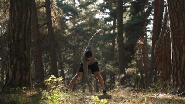 Atleta Calienta Antes Correr Bosque — Vídeos de Stock