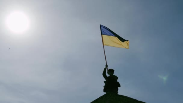Soldier Ukrainian Army Raises Flag Ukraine Background Sunset Man Military — Stockvideo