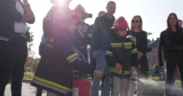 Dzieci Specjalnych Mundurach Strażackich Uczą Się Zawodu Strażaka Gaszą Pożar — Wideo stockowe