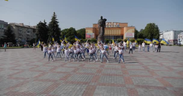 Tanec Flash Dav Náměstí Nezávislosti Podporu Ukrajinských Vojáků Mnoho Dětí — Stock video