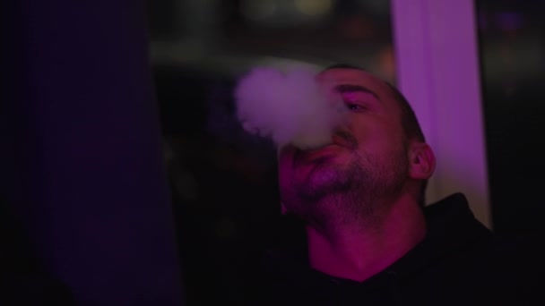 Mladý Stylový Pohledný Muž Fouká Kouř Plic Zatímco Stojí Stěny — Stock video