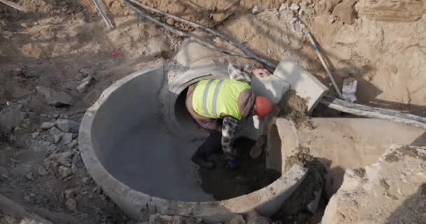 Żelazny Beton Robotnik Betonuje Rurę Wylewa Zaprawę Cementową Rur Kanalizacyjnych — Wideo stockowe