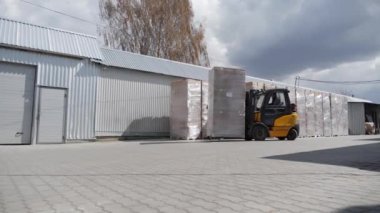 Endüstriyel ulaşım, yükleyici, paletlerin ağır yüklerle taşınması