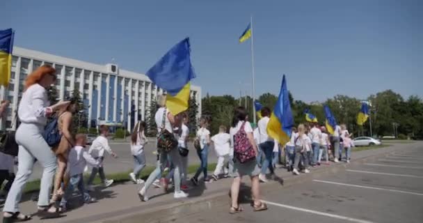 Děti Chodí Ulicích Města Nesou Žlutomodrou Vlajku Ukrajiny Děti Proti — Stock video