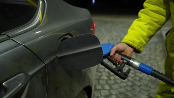Funcionário Posto Gasolina Inseriu Uma Mangueira Tanque Carro Para Encher — Vídeo de Stock