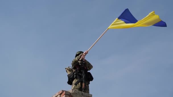 Voják Vztyčuje Ukrajinskou Vlajku Bojišti Jako Znamení Osvobození Území Nepřátel — Stock video