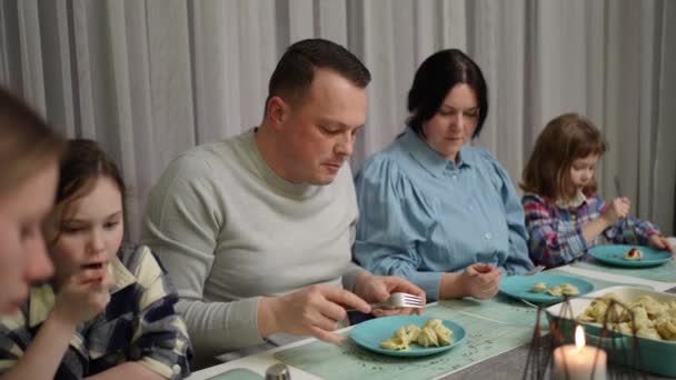 Муж Жена Вместе Своими Детьми Собрались Столом Вкусно Поесть — стоковое видео