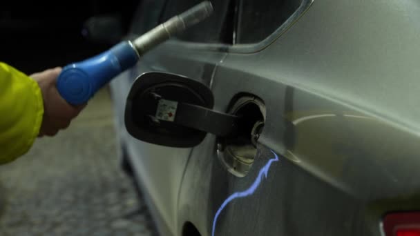 Βενζινάδικο Γεμίζει Αυτοκίνητο Καύσιμα Ανεφοδιάστε Αυτοκίνητο Ένα Βενζινάδικο Αντλία Βενζίνης — Αρχείο Βίντεο