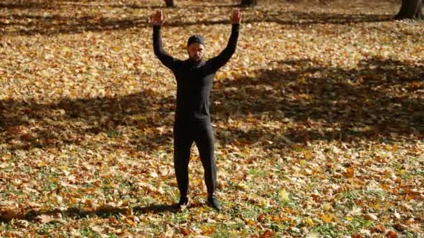 Ormandaki Genç Bir Sporcu Kaslarını Geliştirmek Için Egzersiz Yapıyor — Stok video