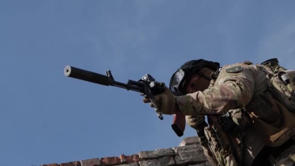 Ein Soldat Einer Speziellen Militäruniform Mit Helm Auf Dem Kopf — Stockvideo