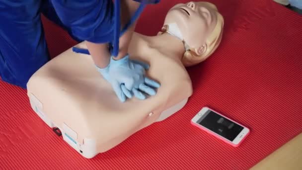 Woman Shows First Aid Educational Process Mannequin — Vídeo de Stock