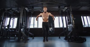 Güçlü atletik fiziği olan bir vücut geliştirici. Kas pompalaması. Triseps eğitimi. Fitness ve vücut geliştirme.