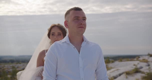 Recém Casados Bela Noiva Noivo Caucasiano Estão Andando Encosta Montanha — Vídeo de Stock