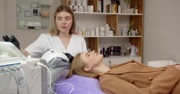 美容クリニックでの顔の若返り装置顔の皮膚の修復 — ストック動画
