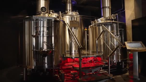工業用醸造所でビールと大規模なスチールタンク ビールを醸造するためのステンレスタンク 自動化された 近代的な醸造所 醸造コンセプト 醸造設備 — ストック動画