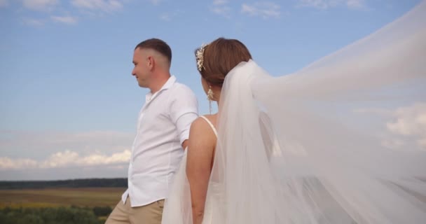 坠入爱河的新娘们拥抱和欣赏着山区的自然风光 — 图库视频影像