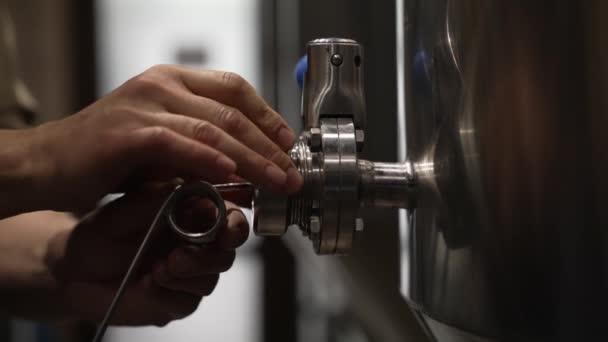 酿造设备系统的特写镜头 工厂的啤酒生产 — 图库视频影像