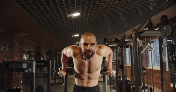 Shirtless Muskulös Man Täckt Svett Gör Pull Ups Horisontella Barer — Stockvideo
