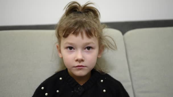 Close Ritratto Grave Triste Bambina Caucasica Guardando Macchina Fotografica Infelice — Video Stock