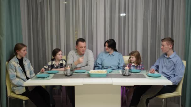 Nahaufnahme Porträt Eines Schönen Familientreffens Einem Großen Weißen Tisch Mit — Stockvideo