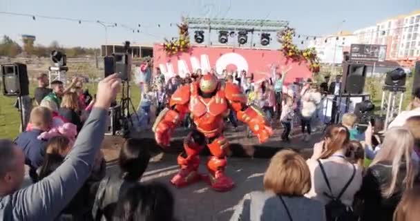 Happy Dzieci Raduja Tancza Wesolej Muzyki Celebrowaniu Robotem — Wideo stockowe