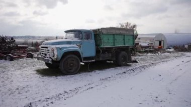 Terk edilmiş tarım ekipmanları kışın bir tarlada durur ve paslanır.