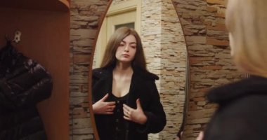 Evli çift eve döndü ve soyunma odasında kıyafetlerini çıkardılar.