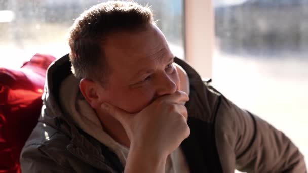 Muž Pozorně Naslouchá Tomu Jeho Partner Říká Dohodě Ním Zavrtí — Stock video