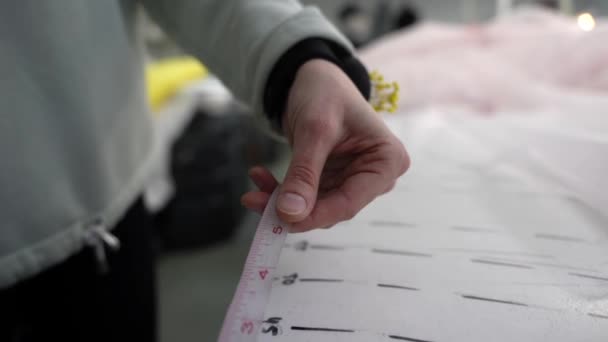 女裁缝手里拿着一厘米长的带子 测量着所需的尺寸 织物切割工艺 — 图库视频影像
