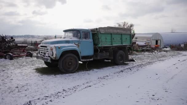 Equipo Agrícola Abandonado Encuentra Aire Libre Campo Invierno Oxida — Vídeos de Stock