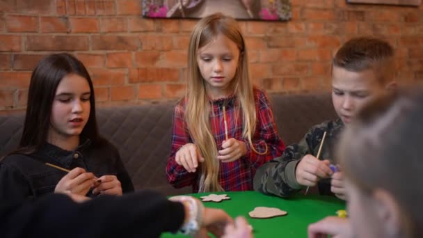 Group Kids Play Fun Card Game Development Interesting Pastime Home — стоковое видео