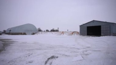 Metal hangar. Tahıl bileşimi. Hasat deposu. Tarım