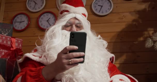Άγιος Βασίλης Διαβάζει Ένα Μήνυμα Στο Τηλέφωνο — Αρχείο Βίντεο