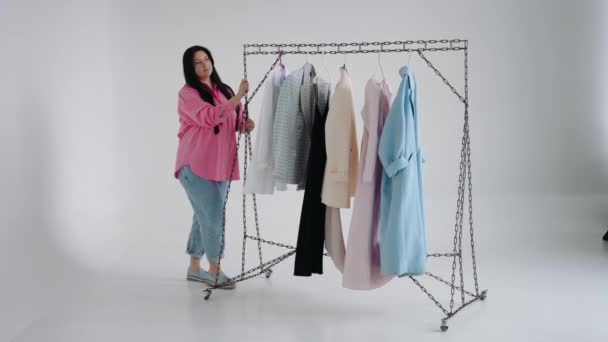 Επαγγελματική Κατάρτιση Πίσω Από Τις Σκηνές Στυλίστας Επιλέγει Ρούχα Για — Αρχείο Βίντεο