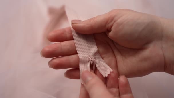 Costureira Puxa Fechadura Para Vestido Sua Mão — Vídeo de Stock