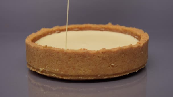 芝士蛋糕上撒满了焦糖4K — 图库视频影像