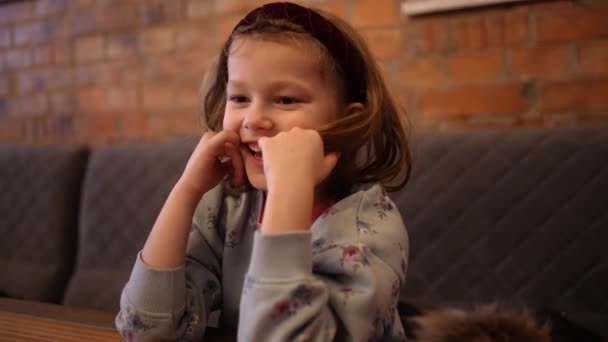 Веселая Маленькая Девочка Фоне Кирпичной Стены — стоковое видео