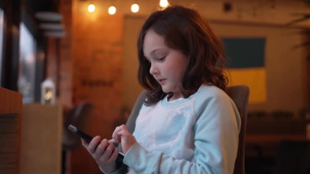Dziewczyna Bawi Się Gadżetem Biegnie Palcem Ekranie Smartfona — Wideo stockowe