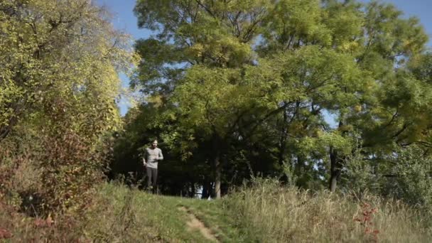 Parkta Bir Adam Koşuyor — Stok video