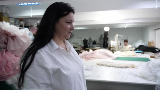 Μια Γυναίκα Ράφτης Δουλεύει Ένα Στούντιο Ραπτικής — Αρχείο Βίντεο