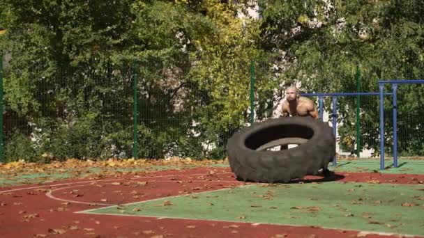 Latihan Yang Ideal Untuk Setiap Kelompok Otot Seorang Pria Berolahraga — Stok Video